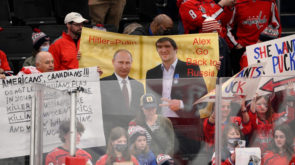 Plagát Vladimíra Putina a Alexa Ovečkina na tribúne pred zápasom Washingtonu a Seattlu. 