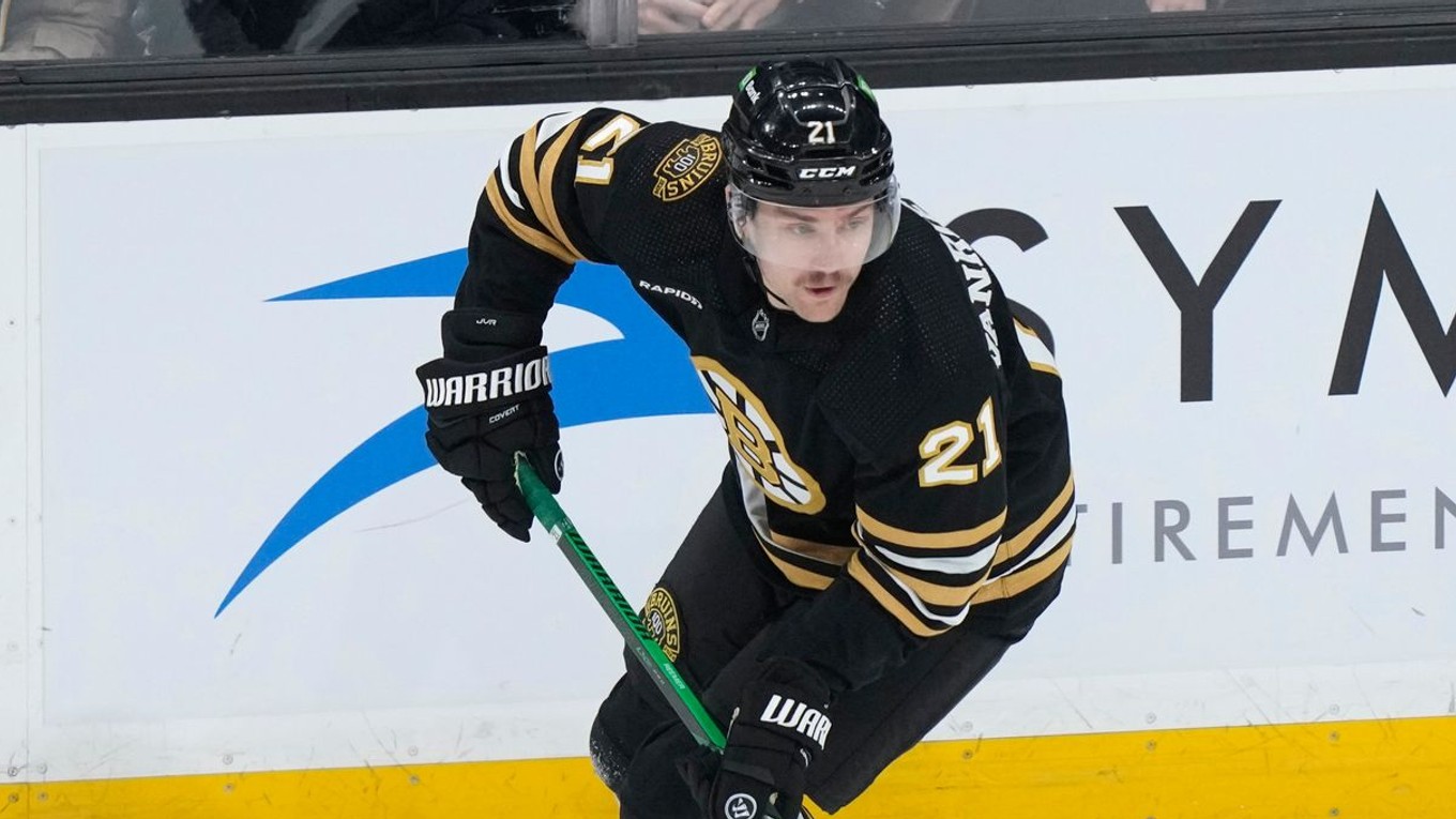 James van Riemsdyk v drese Bostonu Bruins.