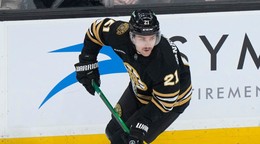 James van Riemsdyk v drese Bostonu Bruins.