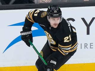 James van Riemsdyk v drese Bostonu Bruins.