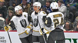 Jozef Viliam Kmec sa teší zo spoluhráčmi z gólu.