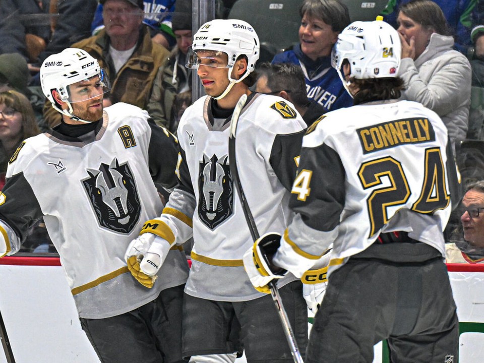 Jozef Viliam Kmec sa teší zo spoluhráčmi z gólu.