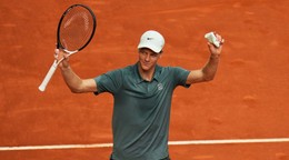 Taliansky tenista Jannik Sinner sa teší na turnaji v Madride 2026.