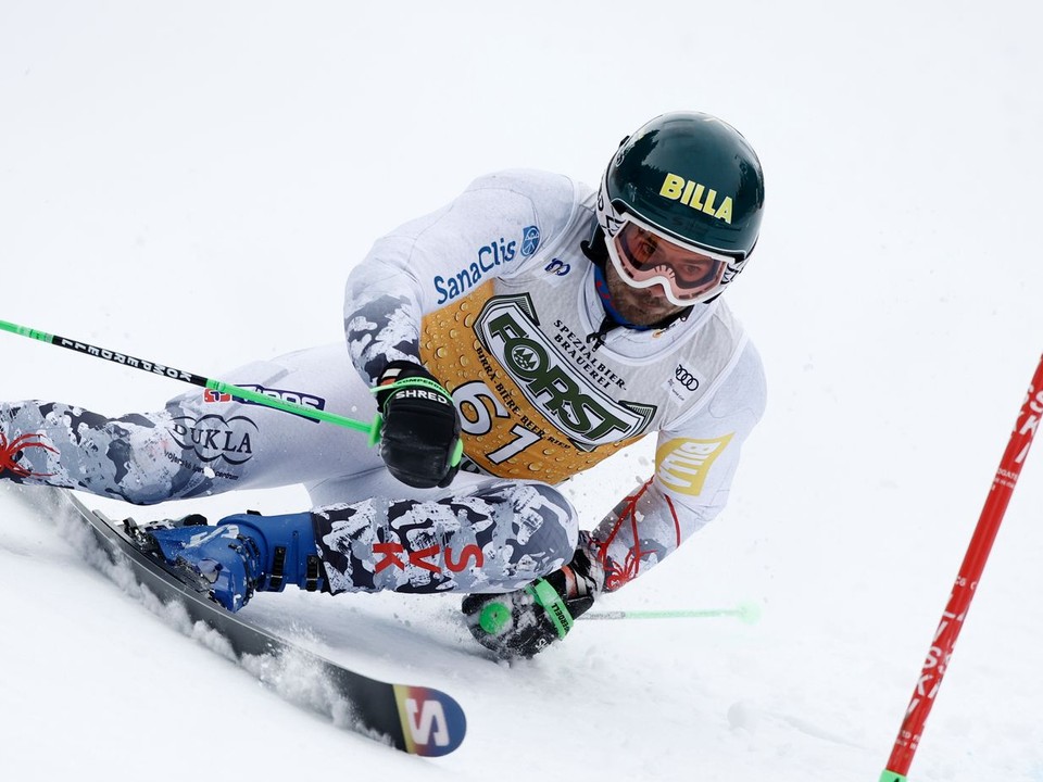 Slovenský lyžiar Andreas Žampa počas obrovského slalomu v Alta Badii 2024.