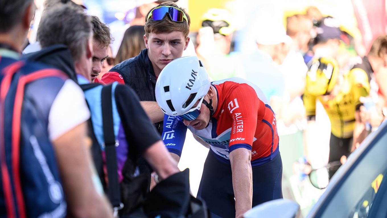 Vyčerpaný Lukáš Kubiš v cieli 5. etapy pretekov Okolo Slovenska 2025. 