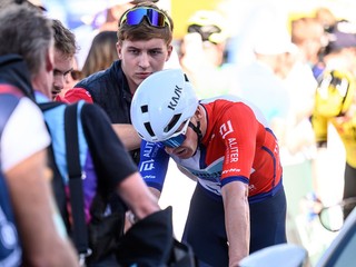 Vyčerpaný Lukáš Kubiš v cieli 5. etapy pretekov Okolo Slovenska 2025.