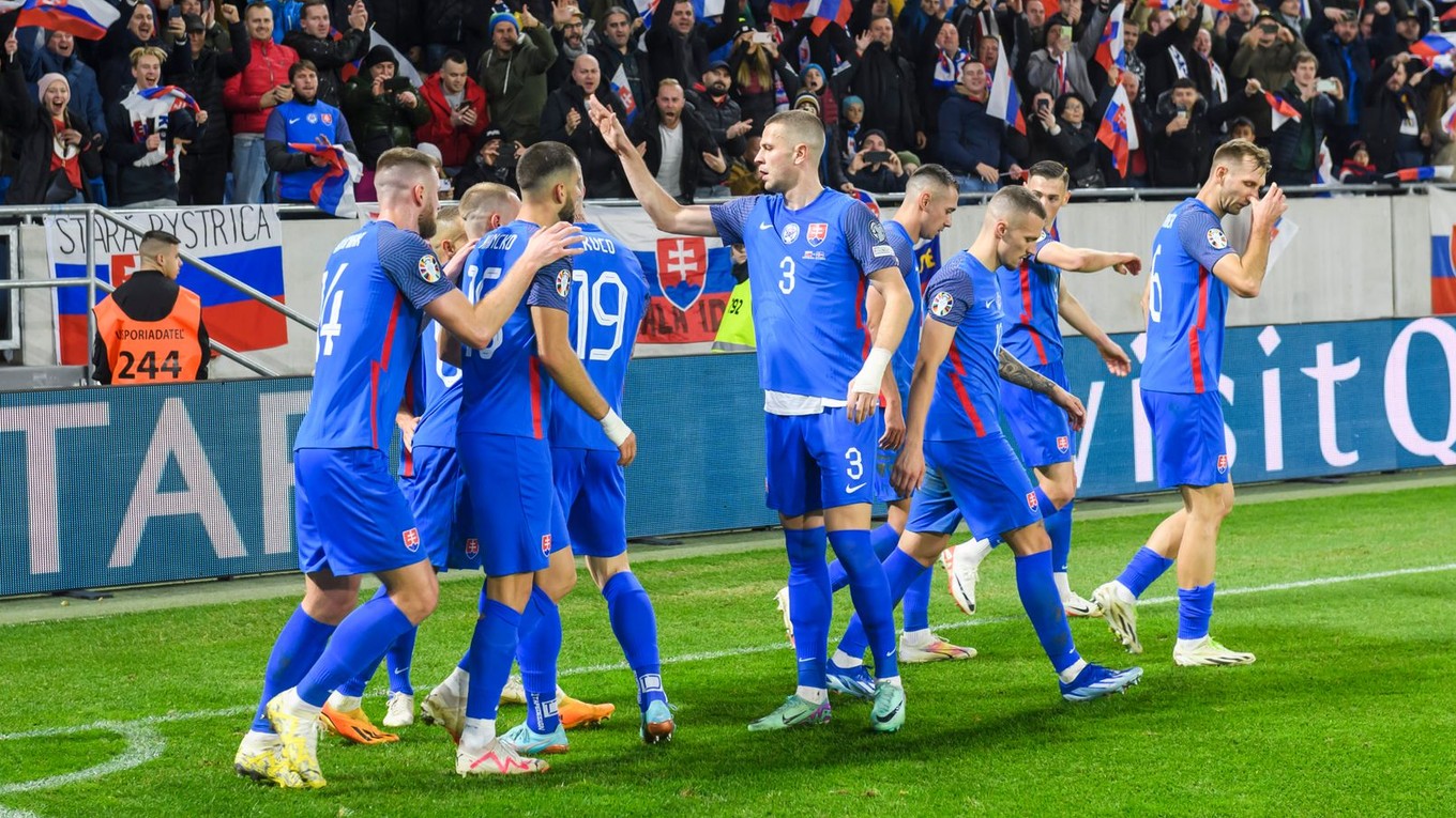 Slovenskí futbalisti sa tešia po strelenom góle v zápase Slovensko - Island v kvalifikácii EURO 2024.