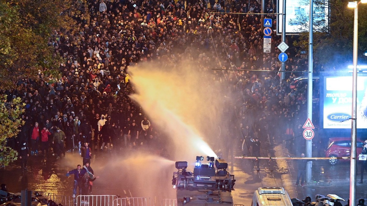 VIDEO: Masívne nepokoje v uliciach Sofie. Horiace autá a desiatky výtržníkov za mrežami