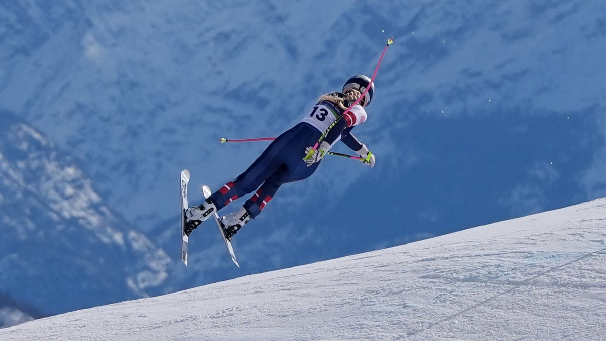 Lindsey Vonnová padá v zjazde na ZOH 2026.