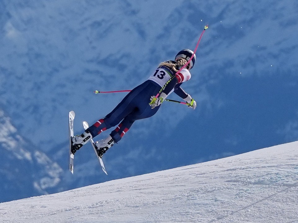 Lindsey Vonnová padá v zjazde na ZOH 2026.