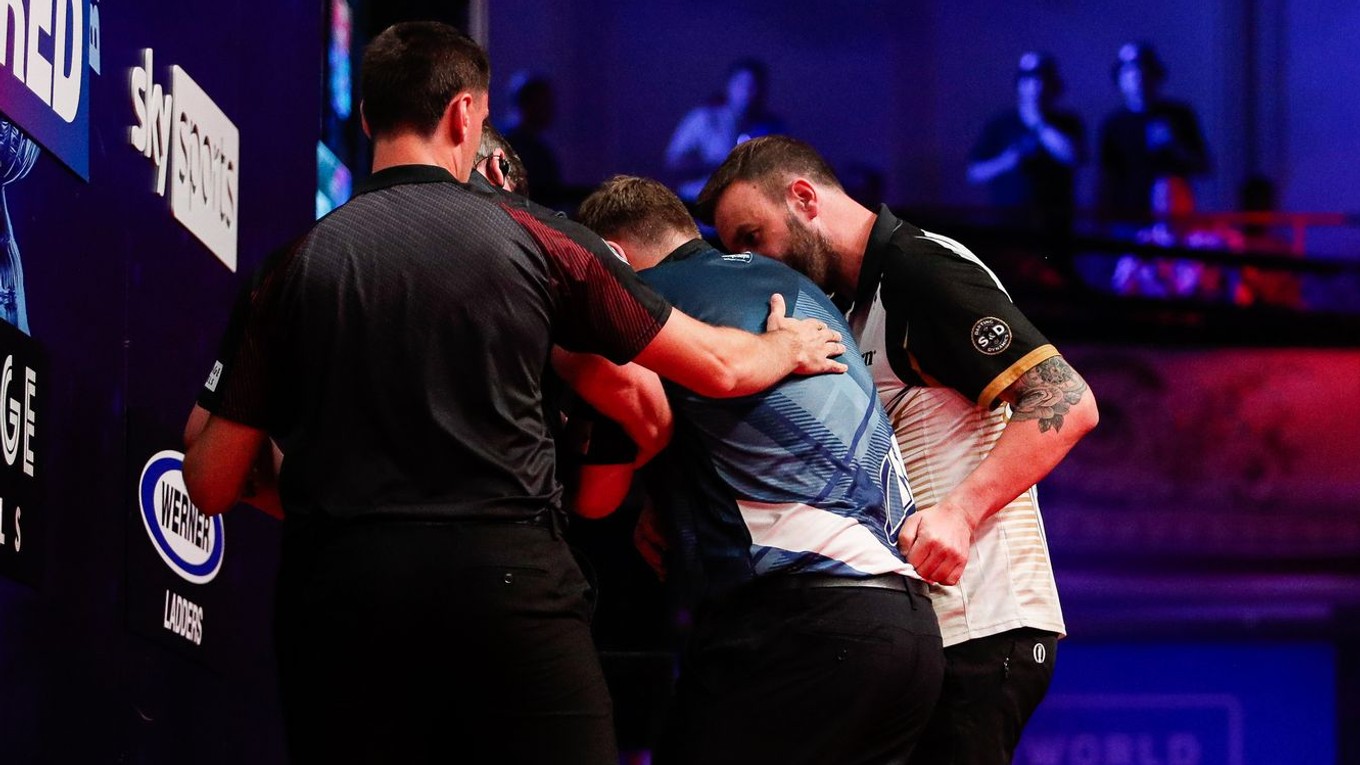 Zdravotné problémy Camerona Menziesa na turnaji World Matchplay 2026.
