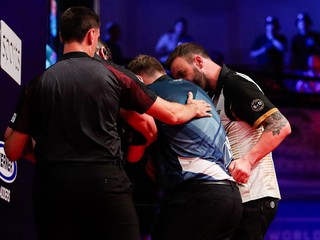 Zdravotné problémy Camerona Menziesa na turnaji World Matchplay 2026.