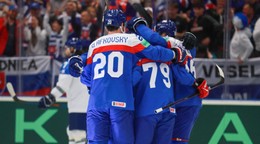 Slovenskí reprezentanti sa tešia z gólu v zápase proti Kazachstanu na MS v hokeji 2024.