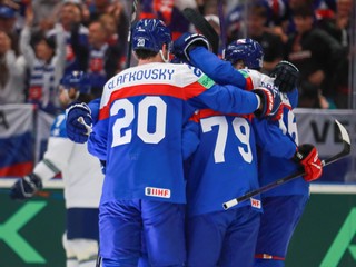 Slovenskí reprezentanti sa tešia z gólu v zápase proti Kazachstanu na MS v hokeji 2024.