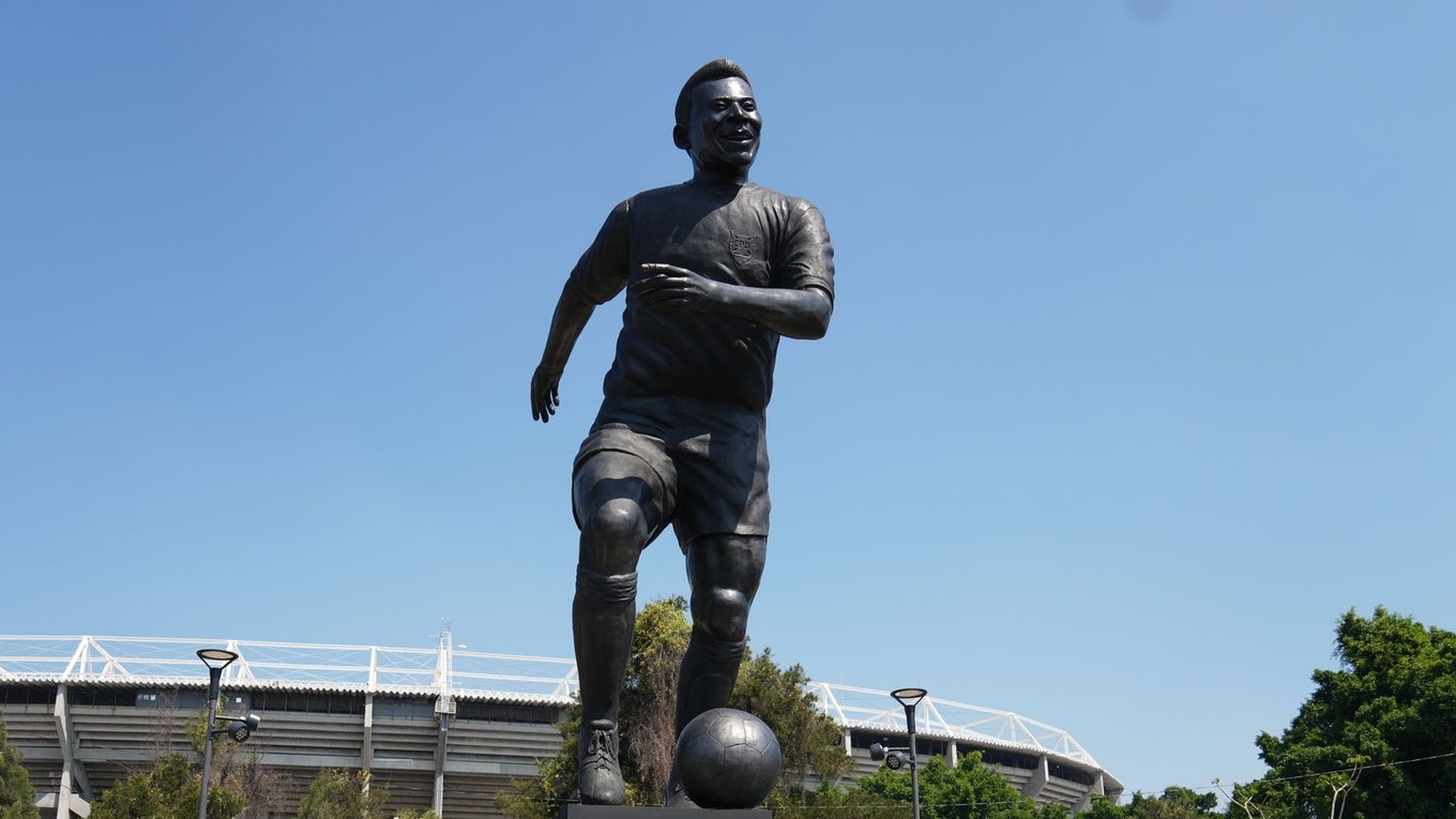 Socha brazílskeho futbalistu Pelého.