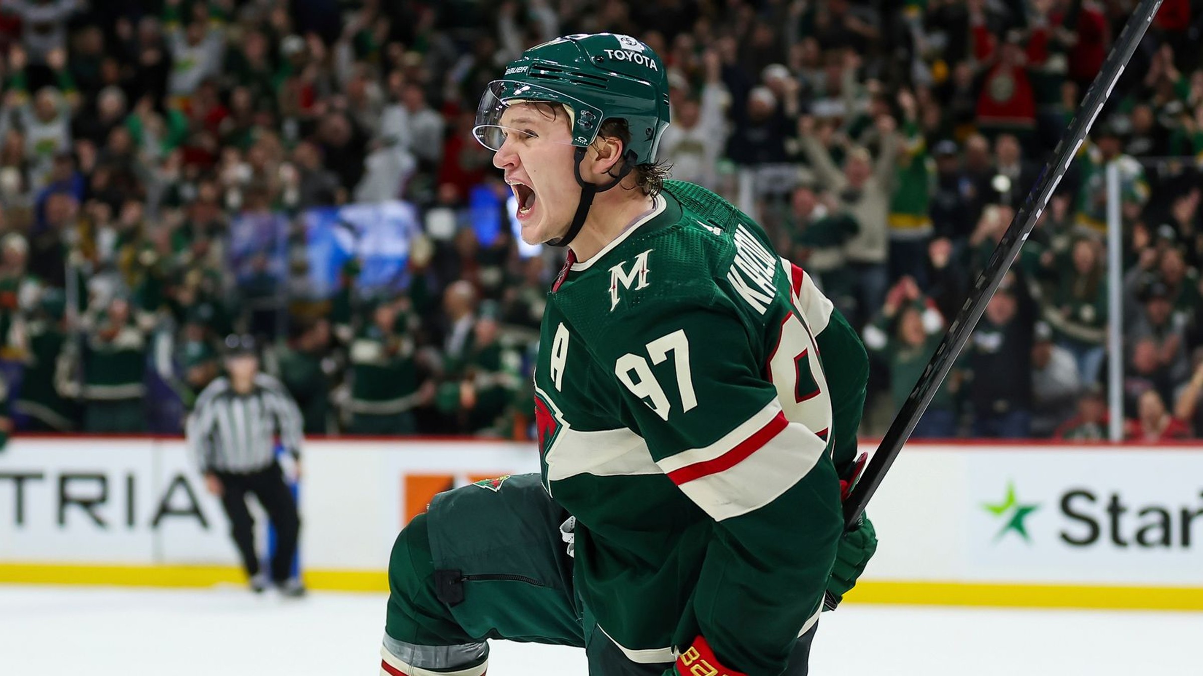 Kirill Kaprizov oslavuje gól v drese Minnesoty Wild. 