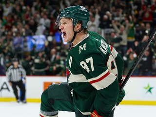Kirill Kaprizov oslavuje gól v drese Minnesoty Wild. 
