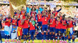 Španielski futbalisti oslavujú zisk titulu na MS 2026.