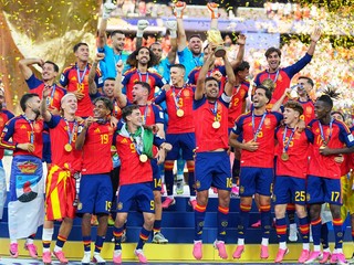 Španielski futbalisti oslavujú zisk titulu na MS 2026.