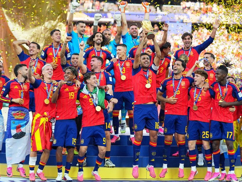 Španielski futbalisti oslavujú zisk titulu na MS 2026.