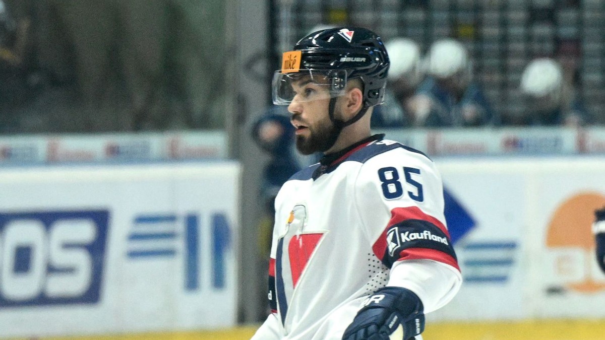 Marek Slovák (Slovan) v zápase 41. kola Tipos extraligy medzi HK Nitra - HC Slovan Bratislava.