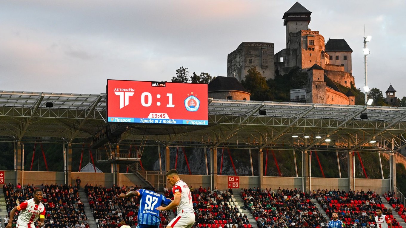 Sprava v strede Jakub Holúbek z Trenčína a Kelvin Ofori z Bratislavy počas zápasu 9. kola futbalovej Niké ligy medzi AS Trenčína a ŠK Slovan Bratislava 