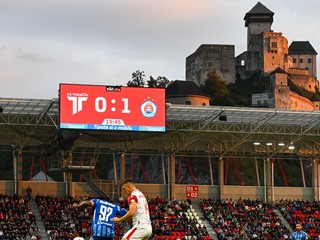 Sprava v strede Jakub Holúbek z Trenčína a Kelvin Ofori z Bratislavy počas zápasu 9. kola futbalovej Niké ligy medzi AS Trenčína a ŠK Slovan Bratislava 