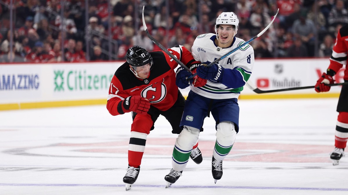 Evan Rodrigues (17) v drese New Jersey Devils.