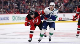 Evan Rodrigues (17) v drese New Jersey Devils.