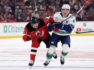 Evan Rodrigues (17) v drese New Jersey Devils.