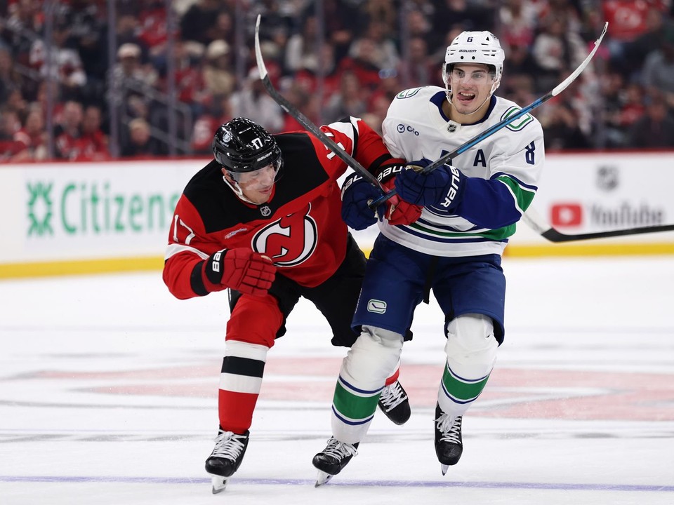 Evan Rodrigues (17) v drese New Jersey Devils.