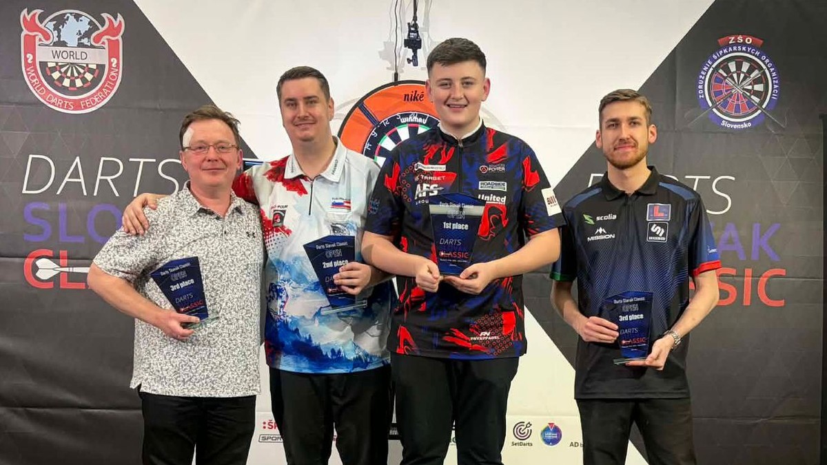 Talentovaný šípkar Mitchell Lawrie (druhý sprava) ovládol Darts Slovak Classic 2026.
