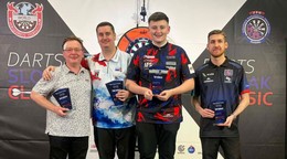 Talentovaný šípkar Mitchell Lawrie (druhý sprava) ovládol Darts Slovak Classic 2026.