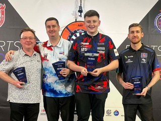 Talentovaný šípkar Mitchell Lawrie (druhý sprava) ovládol Darts Slovak Classic 2026.