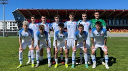 Slovenská reprezentácia do 16 rokov pred zápasom v rámci turnaja UEFA Development proti Čiernej Hore U16 v Podgorici (4.4.2024).
