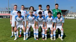 Slovenská reprezentácia do 16 rokov pred zápasom v rámci turnaja UEFA Development proti Lotyšsku U16 v Podgorici (7.4.2024).