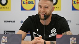 Na snímke kapitán slovenskej futbalovej reprezentácie Milan Škriniar počas tlačovej konferencie pred zápasmi C-skupiny Ligy národov so Švédskom a Azerbajdžanom v Senci vo štvrtok 10. októbra 2024. 