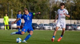 Jakub Koščo strieľa cez Matouša Srba v prípravnom zápase Slovensko U16 – Česko U16 v Dunajskej Strede (1.10.2024)