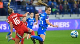 Na snímke sprava Tamara Morávková (Slovensko) a Charlotte Estcourtová (Wales) bojujú o loptu počas prvého zápasu prvého kola play off o postup na budúcoročné ME vo futbale žien Slovensko - Wales v Poprade 25. októbra 2024. 