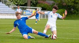 Na ilustračnej snímke jráč aktuálneho tímu SR16 Peter Iuhanyak (vpravo) v suboji s Niilom Tarvajärvim v zápase Slovensko 15 – Fínsko 15 na Turnaji štyroch krajín v Senci (7.5.2024).