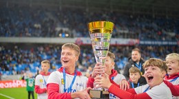 Víťazi 11. ročníka Školského pohára 2024 počas čestného kola víťazov na štadióne NFŠ v Bratislave  (11. október 2024, Bratislava).