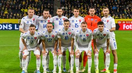 Futbalisti základnej jedenástky Slovenska pózujú pred zíapasom 5. kola C-divízie Ligy národov Švédsko - Slovensko v sobotu 16. novembra 2024 v Štokholme. Horný rad zľava Denis Vavro, Milan Škriniar, Dávid Hancko, David Strelec, brankár Martin Dúbravka a Norbert Gyömbér. Dolný rad zľava Tomáš Suslov, Stanislav Lobotka, László Bénes, Ondrej Duda a Dávid Ďuriš. 