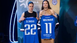 Matilda Sluková, Futbalistka roka 2024 v kategórii WU17 (vľavo) a Darina Hrúziková, Futbalistka roka 2024 v kategórii WU19.