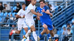 Na snímke vpravo hráč Slovenska Leo Sauer a hráč Grécka Apostolos Konstantopoulos počas priateľského zápasu medzi Slovenskom U21 a Gréckom U21 v Nitre v piatok 11. októbra 2024.