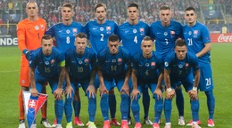 Na snímke slovenská futbalová reprezentácia do 21 rokov zľava hore Adrián Chovan, Martin Chrien, Branislav Niňaj, Martin Valjent, Milan Škriniar, Matúš Bero. Zľava dole, kapitán Adam Zreľák, Albert Rusnák, Róbert Mazáň, Stanislav Lobotka a Jaroslav Mihalík pózujú pred začiatkom zápasu na ME futbalistov do 21 rokov Poľsko - Slovensko.