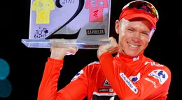 Chris Froome s cenou, ktorá mu pripomína, že v jednom roku vyhral Tour de France aj Vueltu.