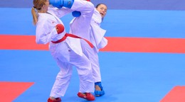 Slovenská reprezentantka v karate Miroslava Kopúňová (vpravo) bojuje proti Irine Zareckej z Azerbajdžanu.