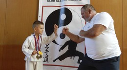 Denis Roman so svojím trénerom Michalom Mihalíkom.