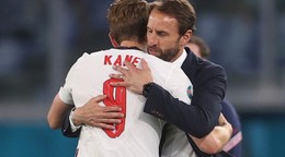 Útočník Harry Kane a tréner Gareth Southgate po zápase Anglicka vo štvrťfinále EURO 2020 / 2021.