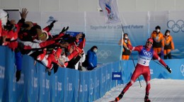 Alexander Boľšunov na hrách v Pekingu 2022 niesol do cieľa vlajku Ruského olympijského výboru.